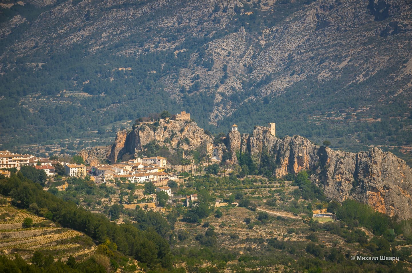 Rechts der restaurierte Aussichtsturm, links das Schloss des Königs