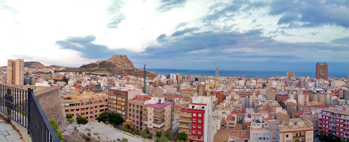 Blick auf Alicante von der Burg San Fernando