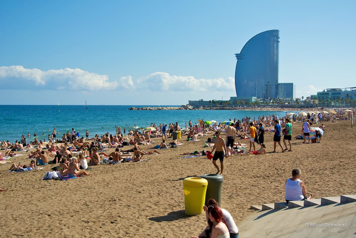 Strand in der Nähe des berühmten Hotels in Form eines 