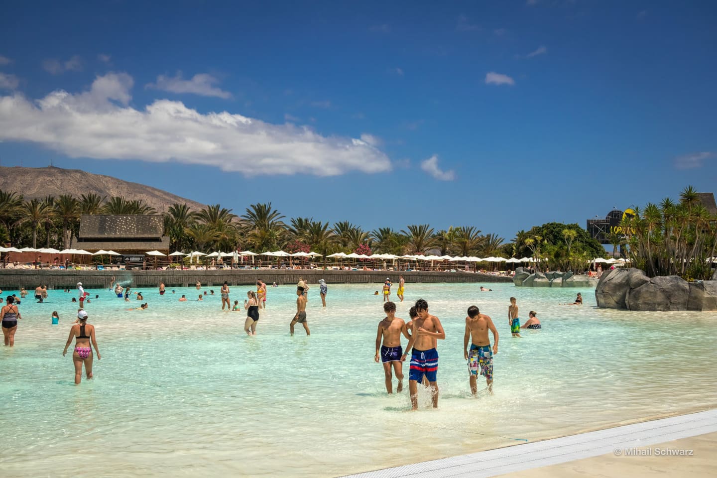 Schwimmbad mit bis zu 3 Meter hohen Wellen