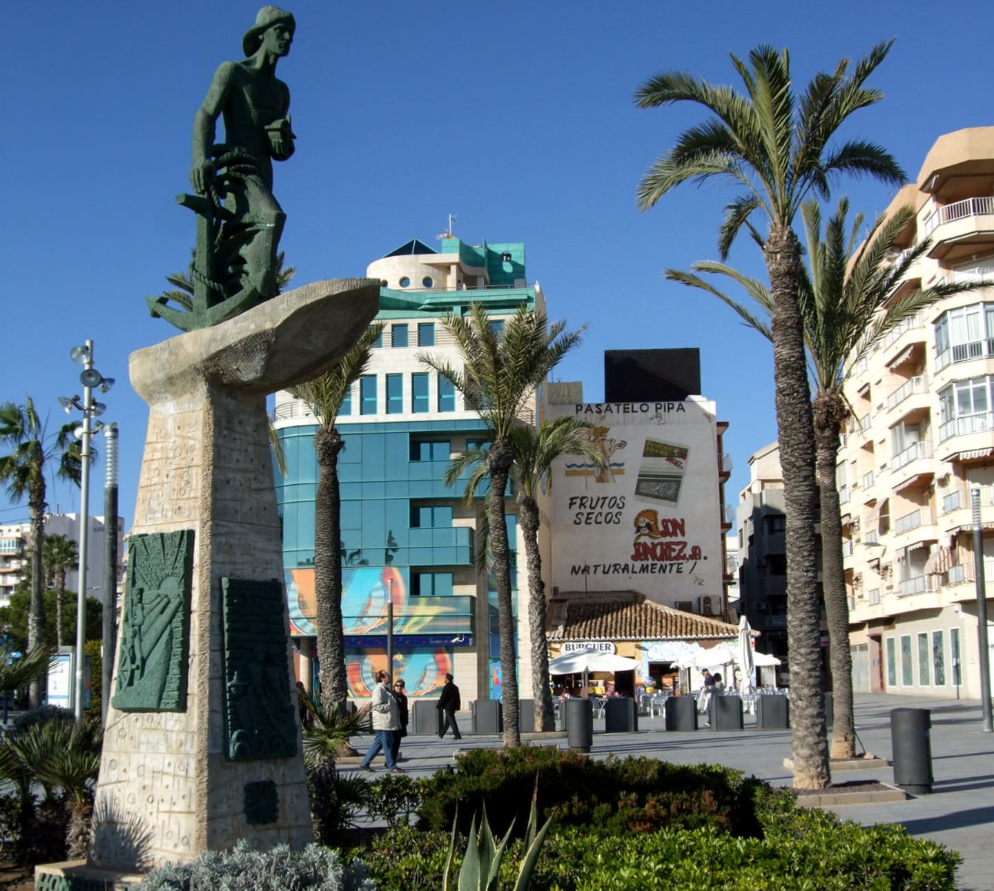 Denkmal für den Mann, der auf das Meer hinausschaut (Мonumento al hombre del mar)
