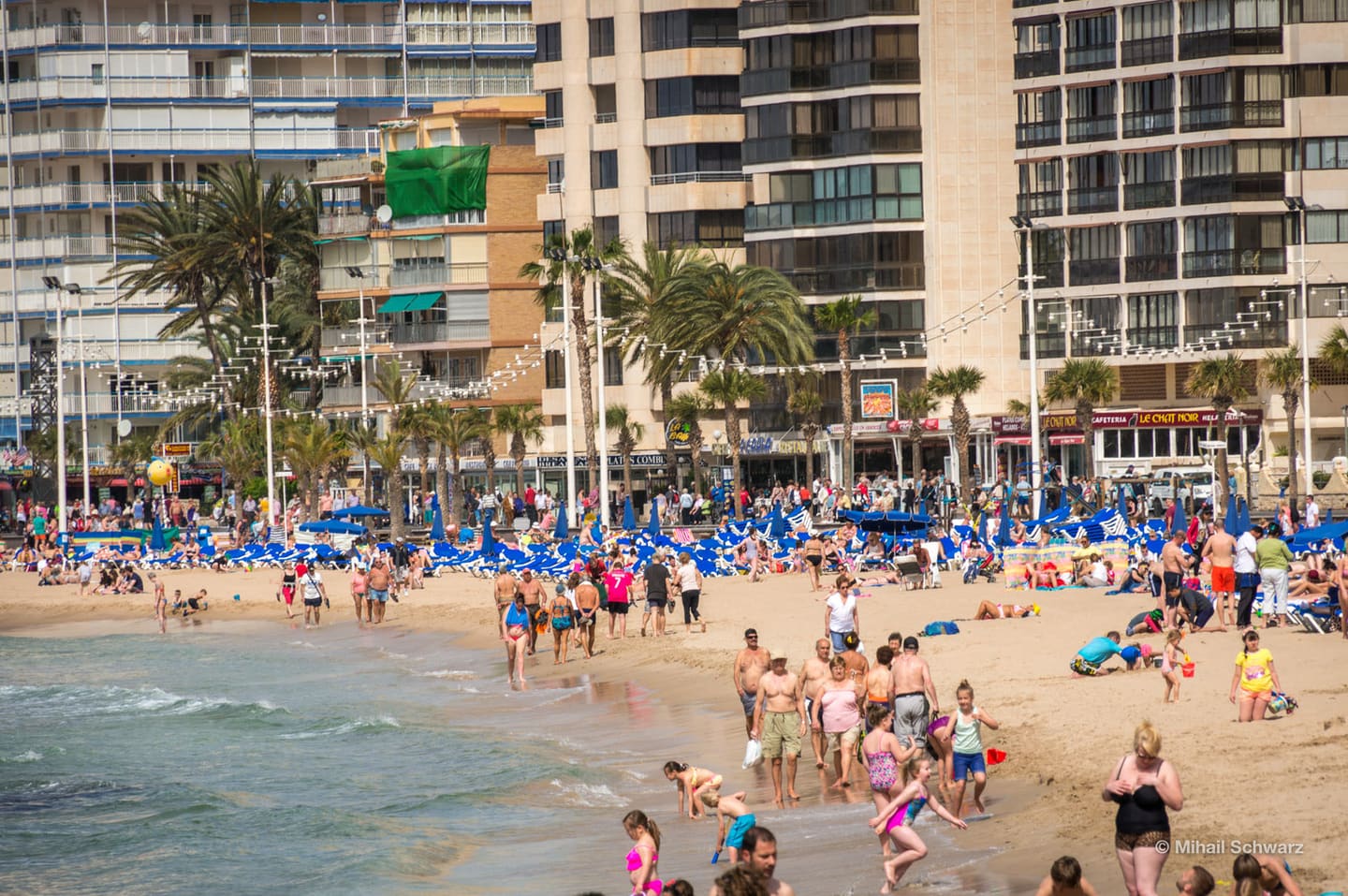 Es sind viele Menschen am Strand