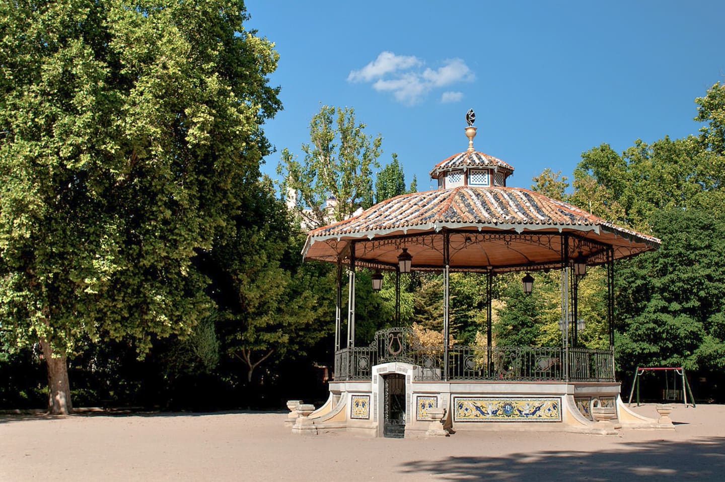 Pavillon im Zentrum des Parks San Julián