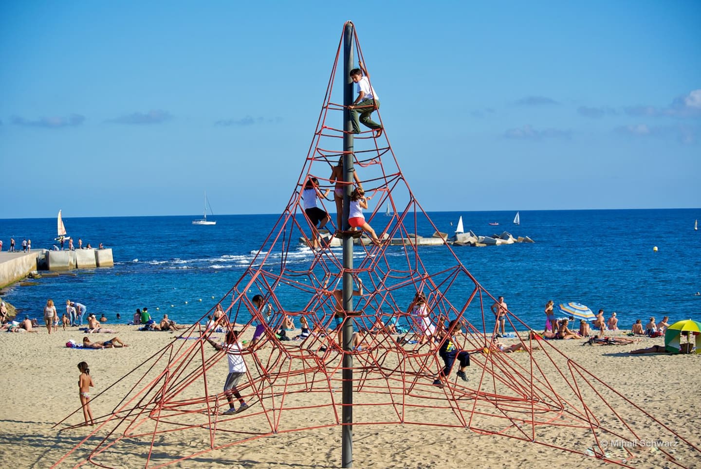 Kinderspaß am Strand von Nova Icaria