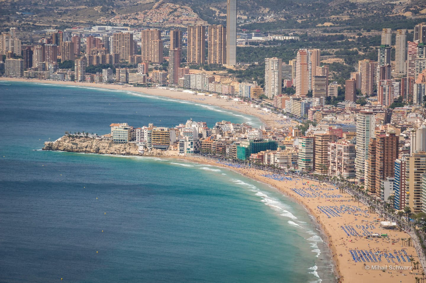 Der Strand von Levante im Vordergrund, der Strand von Poniente hinter dem Felsvorsprung