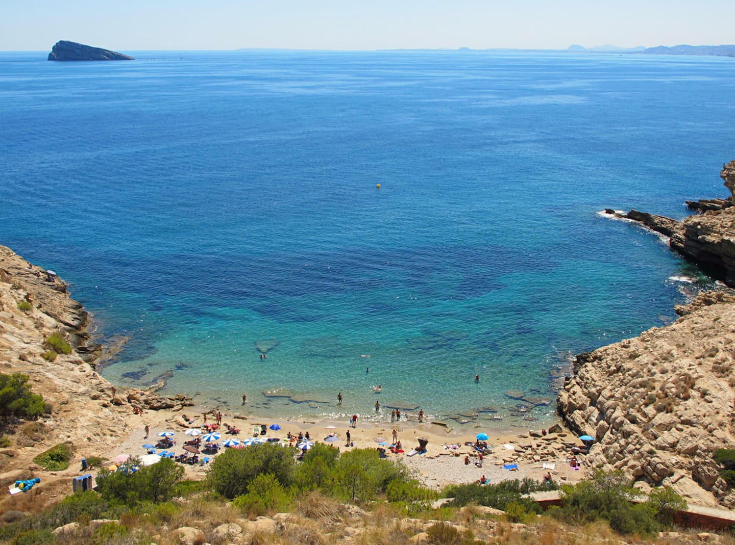 Strand in der Bucht von Almadrava